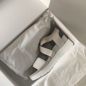 Taryn Rose "Stephanie" Nude-Grey Sandals